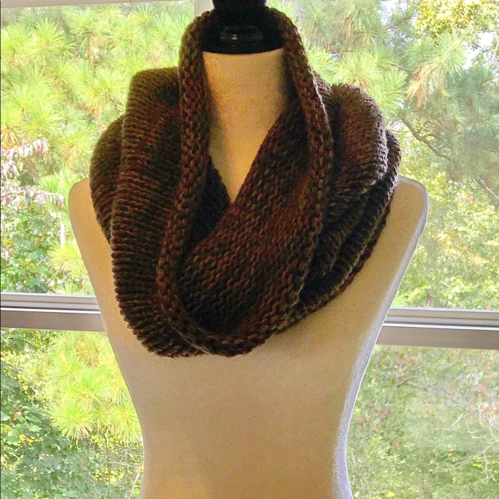 🍁Beautiful Soft Brown crochet yarn chunky infinity scarf, like new